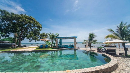 Hồ bơi Ốc Đảo tại khu nghỉ dưỡng Rocks Beach Boutique 3 sao