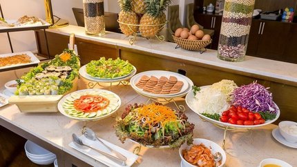 Quầy buffet đa dạng ẩm thực