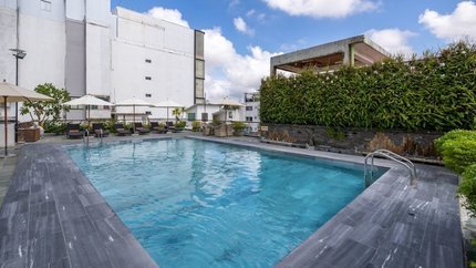 Bể bơi trên tầng thượng thoáng mát