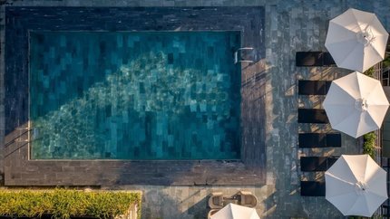 Bể bơi rộng lớn