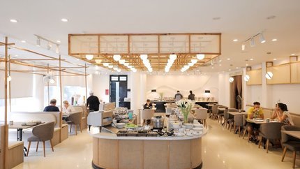 Quầy buffet với đa dạng các món ăn