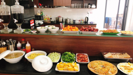 Quầy thức ăn tại Rosy Halong Hotel 3*