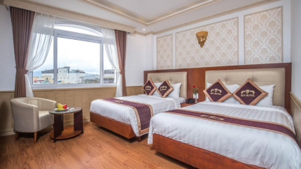 Phòng Junior Suite City view khách sạn Roy Dala