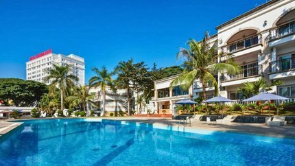 Bể bơi ngoài trời tại khách sạn