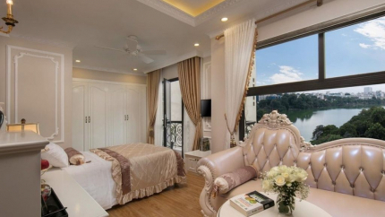 Phòng Grand Lake View tại khách sạn Hà Nội Royal Holiday