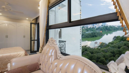 Phòng Grand Lake View tại Royal Holiday Hotel