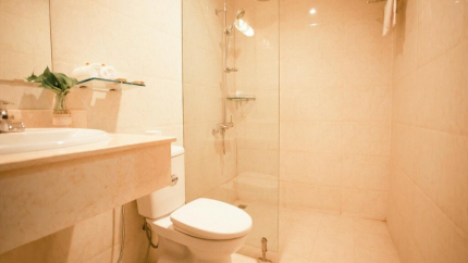Phòng vệ sinh Royal Hotel Ninh Bình