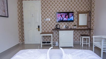 Không gian phòng rộng với tone màu trắng chủ đạo