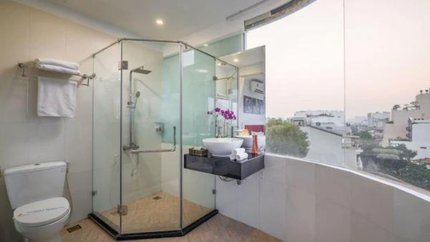 Phòng tắm view thành phố