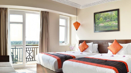 Phòng Junior Suite River tại khách sạn Royal Riverside Hội An 4*