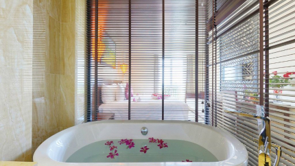 Phòng Junior Suite Waterfront tại 4* Royal Riverside Hotel