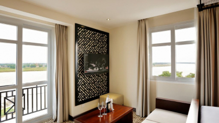 Phòng Junior Suite Waterfront tại Royal Riverside 4*