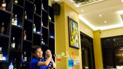 Quầy Bar tại Royal Riverside Hotel