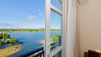 Phòng Junior Suite River tại 4* Royal Riverside