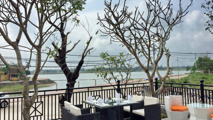 Cà phê ngoài trời tại Hotel Royal Riverside Hội An