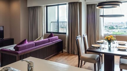 Bàn ăn cùng không gian thư giãn xem phim