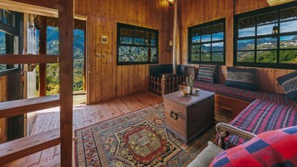 Không gian phòng khách của Wooden Bungalow