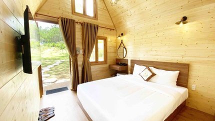 Phòng Bungalow Single Bed với gam màu vàng gỗ ấm áp