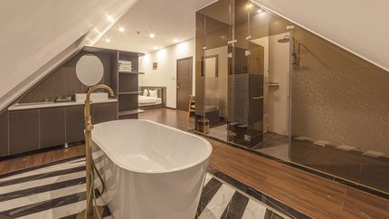 Không gian phòng tắm rộng rãi với gam màu nâu trắng