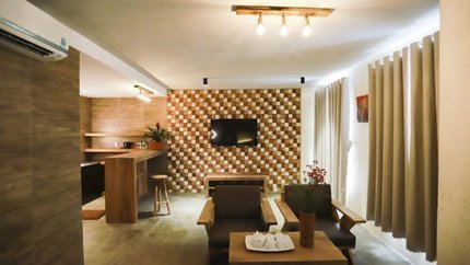 Nội Thất Sang Trọng, Họa Tiết Trên Tường Rất Đặc Biệt