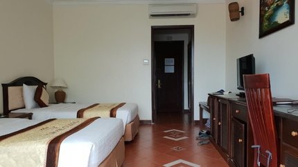 Sàn nhà lát gỗ, có bàn làm việc