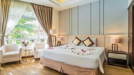 Gian phòng rộng, có ghế sofa