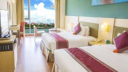 Không gian phòng rất thoáng nhờ có cửa kính lớn