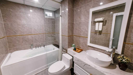 Phòng tắm Suite Room tại Saigon Hanoi Centre Hotel Quânj 1