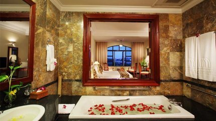 Nhà vệ sinh nhìn ra phòng ngủ