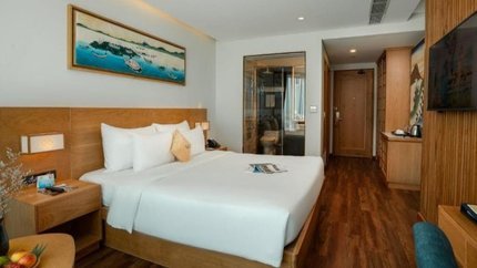 Phòng có tivi, tủ mini để đồ