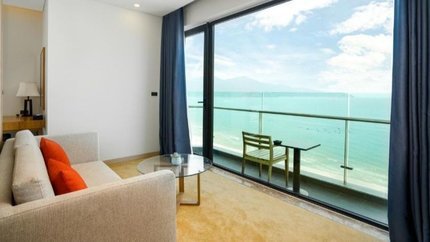 Phòng có ghế sofa, ban công rộng