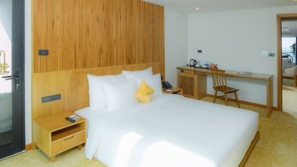 Giường ngủ rộng rãi, phòng có bàn làm việc