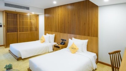 Sàn nhà lát gỗ, phòng có tủ quần áo