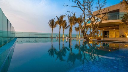 Hồ bơi ngoài trời rộng