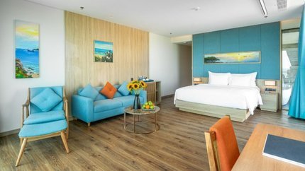 Sàn nhà lát gỗ, phòng có sofa