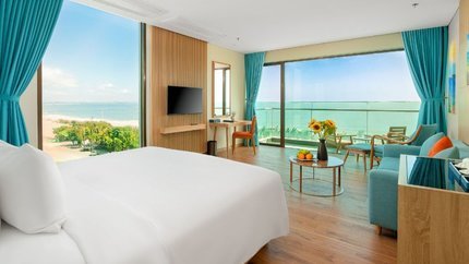 Cửa kính lớn hướng thẳng ra biển