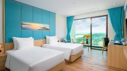 Cửa kính lớn, không gian phòng thoáng