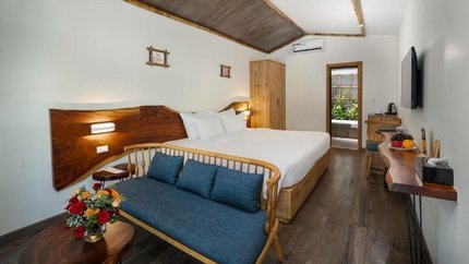 Sang nhà lát gỗ, phòng có diện tích rộng
