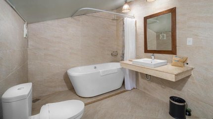 Phòng tắm khép kín, có bồn tắm