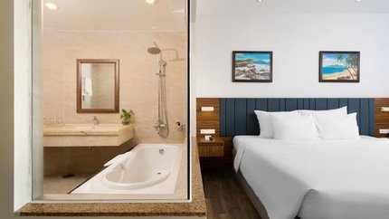 Phòng tắm được ngăn bằng lớp kính hiện đại và tinh tế