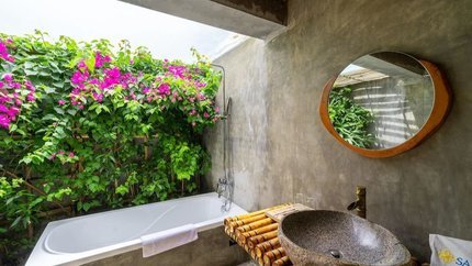 Bồn tắm và bồn rửa mặt được đặt ở ngoài trời độc đáo