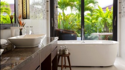 Phòng tắm hướng vườn cực chill