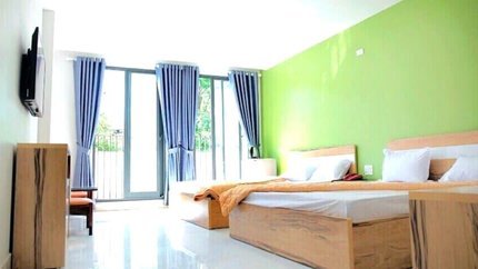 Không gian phòng được thiết kế với gam màu trắng sáng