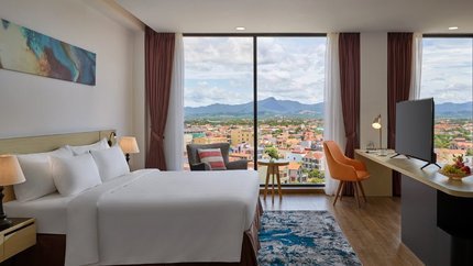 Cửa kính lớn, tầm nhìn rộng, phòng thoáng