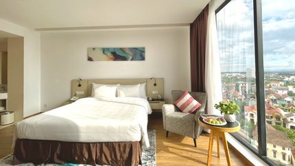 Cửa kính lớn hứng ánh nắng vào phòng