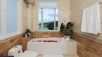 Không gian phòng tắm của Sam Tuyền Lâm Resort