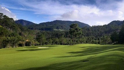 Sân golf 18 hố rộng lớn