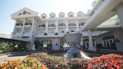 Khuôn viên sảnh chờ thiết kế rộng rãi