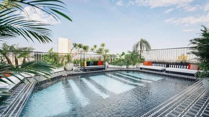 Bể bơi ngoài trời với không gian rộng