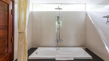 Phòng tắm có bồn tắm sang trọng